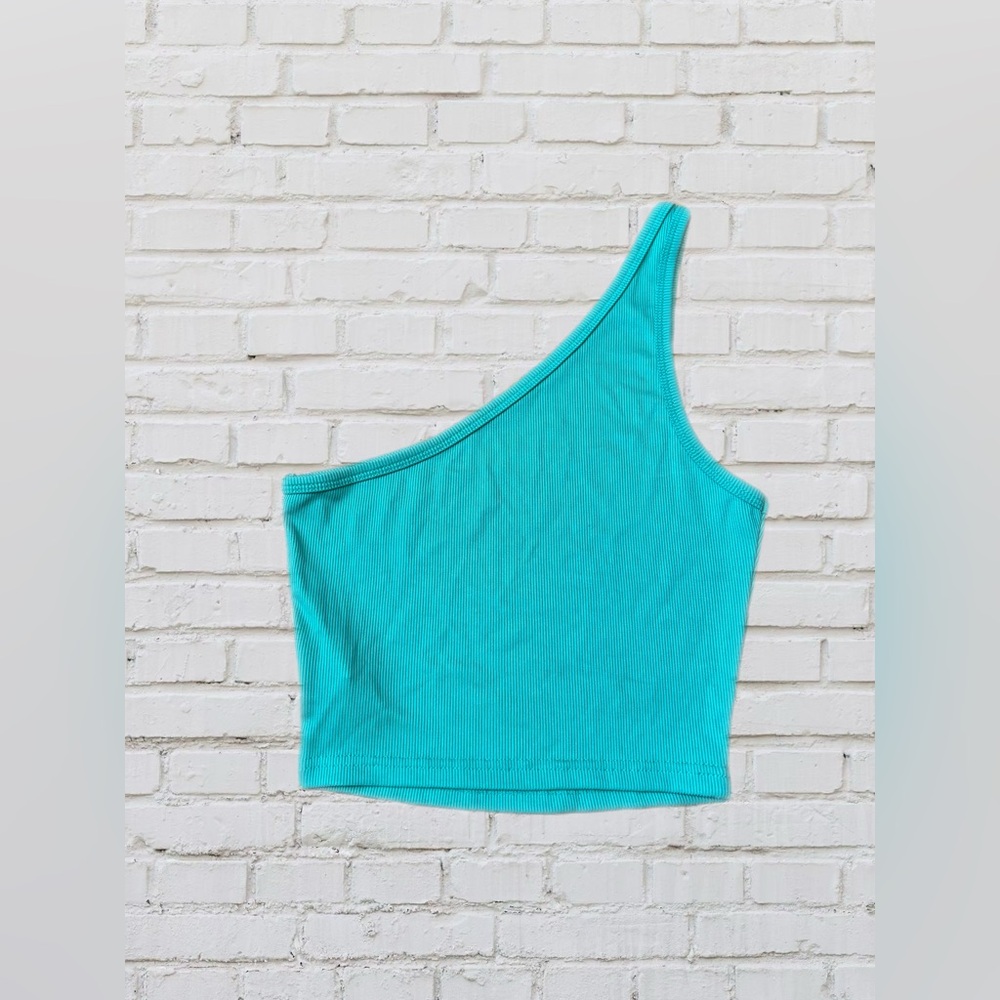 ✨ One shoulder crop top ✨